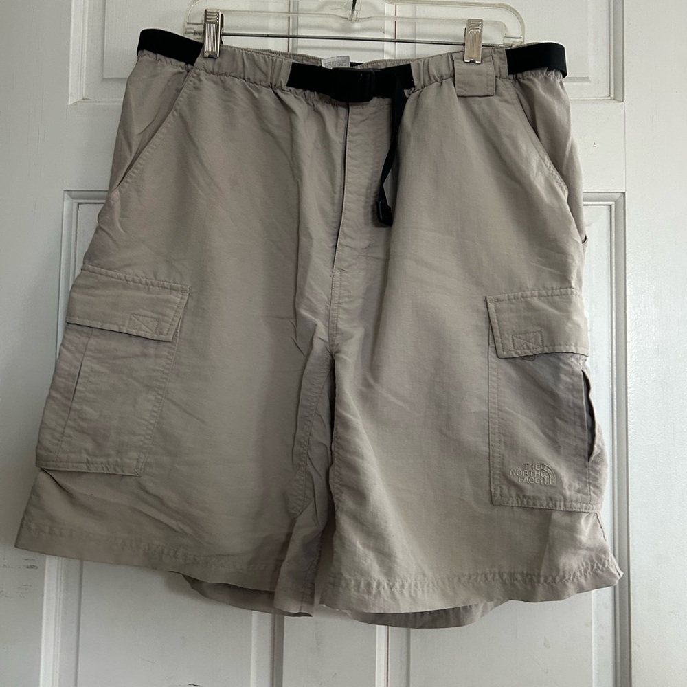 The North Face Men's Light Beige Cargo Shorts with Black Belt. Many Pockets XL